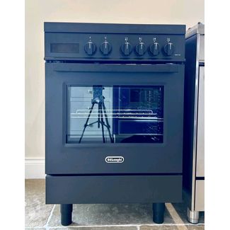 NEW De Longhi 60cm Modern Electric cooker with induction hobs in matt black