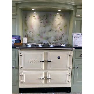 ESSE 1000T complimented by Madeleine Designs hand painted glass splashback